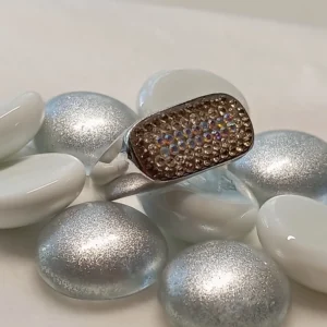 973