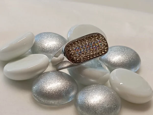 973