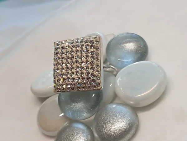 975