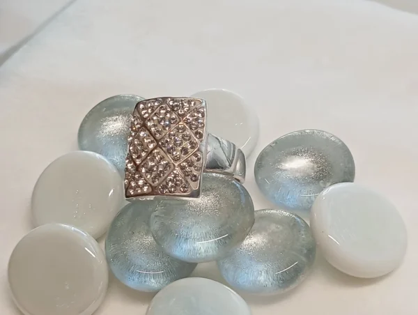 980
